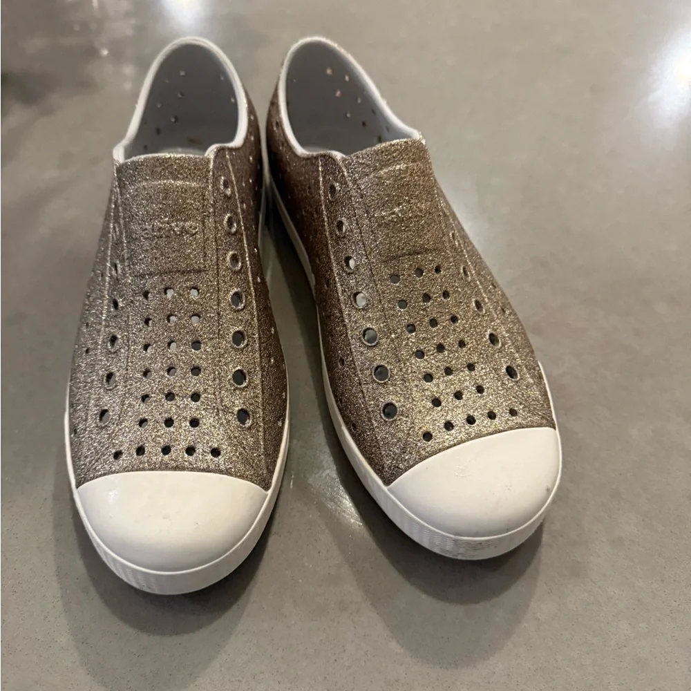 NATIVE Jefferson Bling Slip On l Glittery Silver Water EVA shoes J3 - Picture 2 of 9